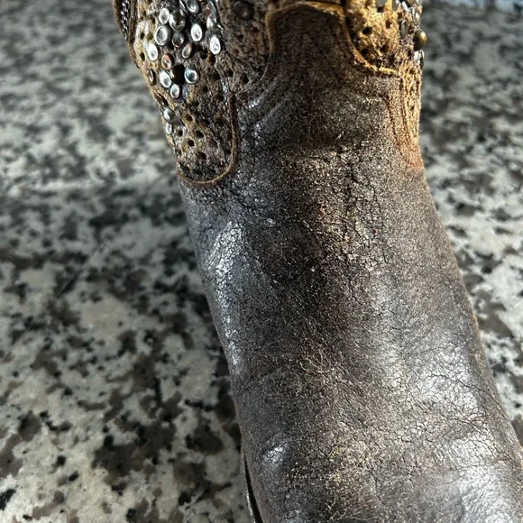 Frye Deborah Studded Boots Size 8 Distressed EUC - Picture 9 of 13